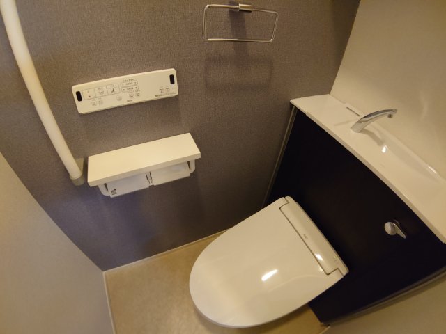 阪急伊丹線 伊丹駅 徒歩3分 2階建 築1年のトイレ写真