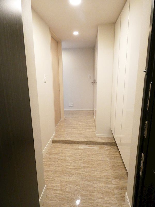 玄関　写真は同タイプ住居です。