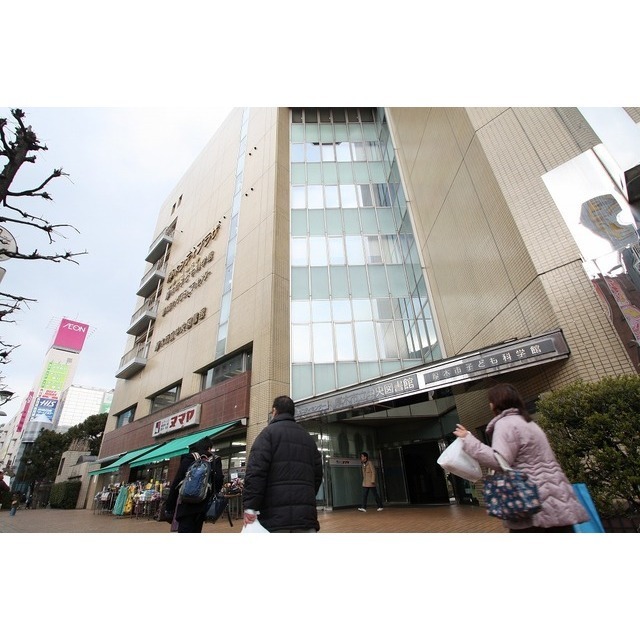 図書館　厚木市立中央図書館（図書館）まで750m