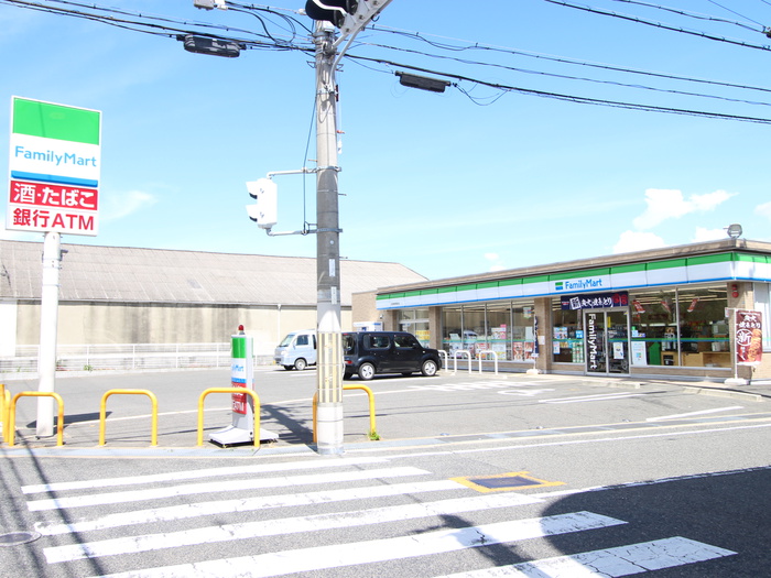 コンビニ　ファミリーマート（コンビニ）まで437m