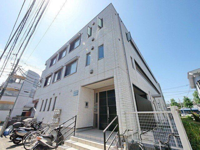 建物外観　駅から徒歩２分
