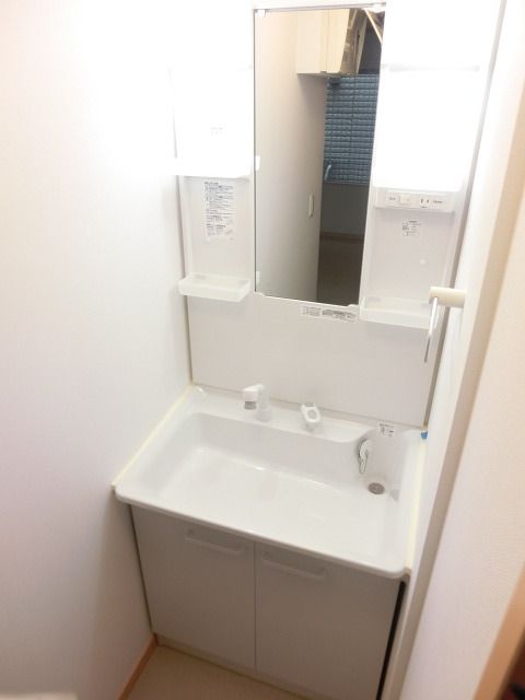 洗面設備　忙しい朝に嬉しい独立洗面台です