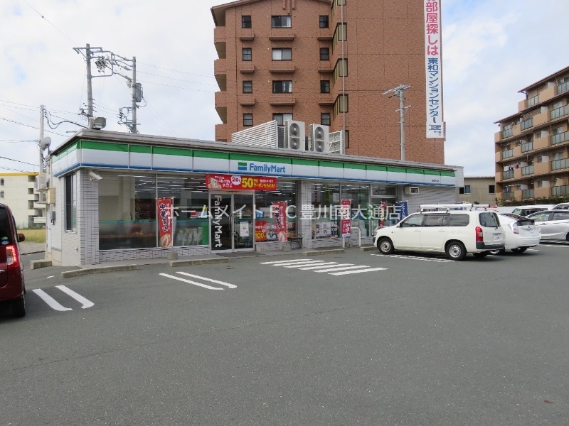 コンビニ　ファミリーマート豊橋花中店（コンビニ）まで297m