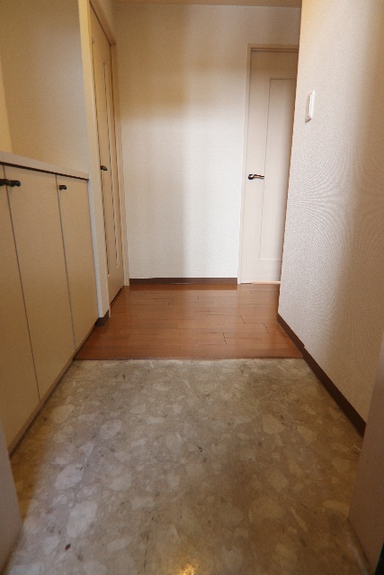玄関　※別室の参考写真の為、現況優先です。
