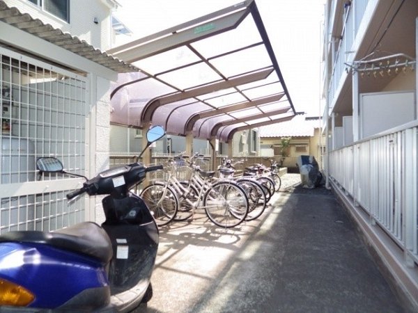 駐車場　屋根付きの駐輪場です。