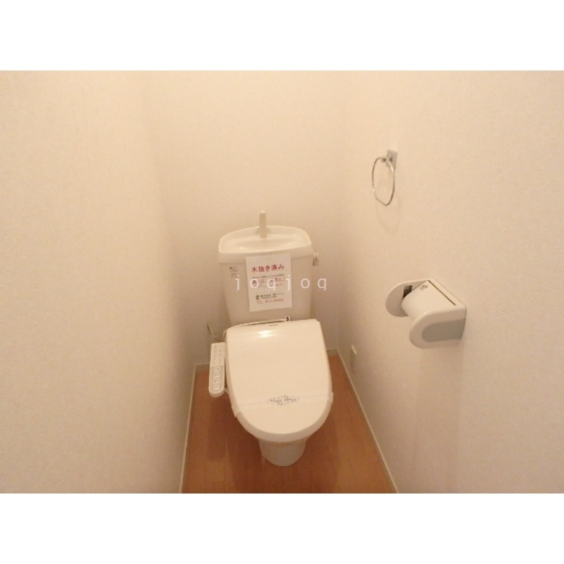 トイレ　嬉しい温水洗浄便座付きのトイレです。
