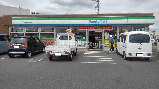 コンビニ　ファミリーマート 鈴鹿神戸三丁目店（コンビニ）まで332m