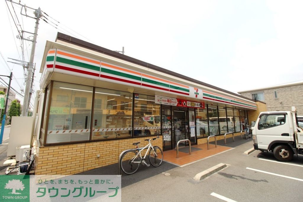コンビニ　セブン-イレブン 横浜日吉本町４丁目店（コンビニ）まで200m