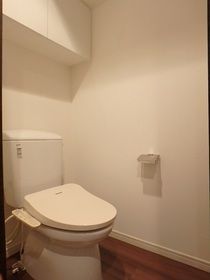 トイレ　落ち着いた色調のトイレです