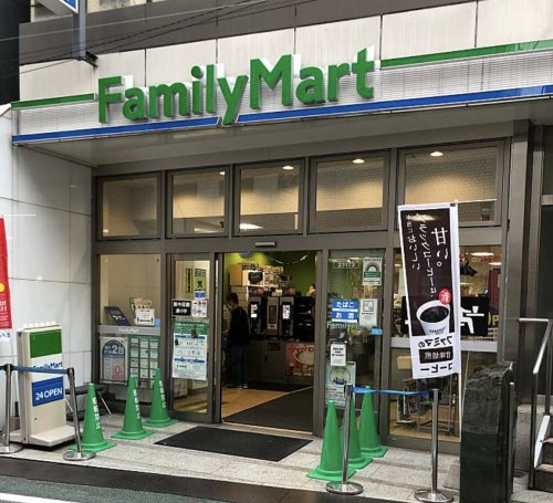 コンビニ　ファミリーマート 経堂駅前店（コンビニ）まで552m