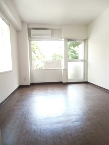 居室・リビング　２面採光のお部屋です