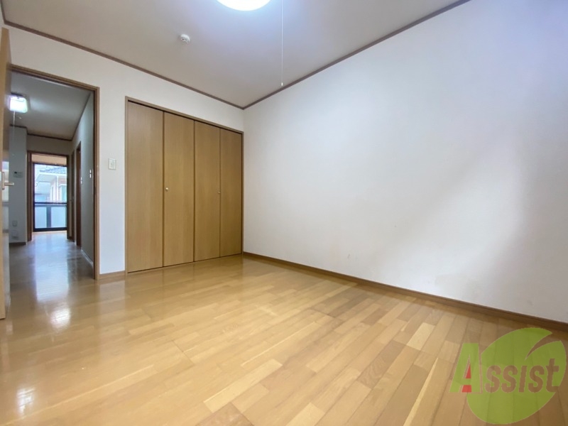 その他部屋・スペース　６．０帖の寝室になります。伸び伸び出来そうですね。
