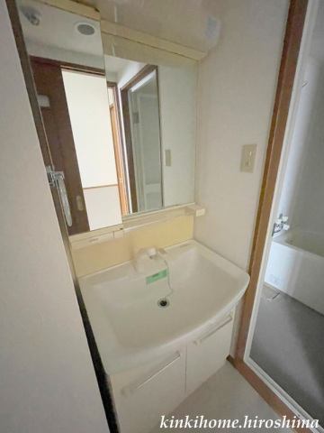 洗面設備　写真は別のお部屋です。現況優先ください。