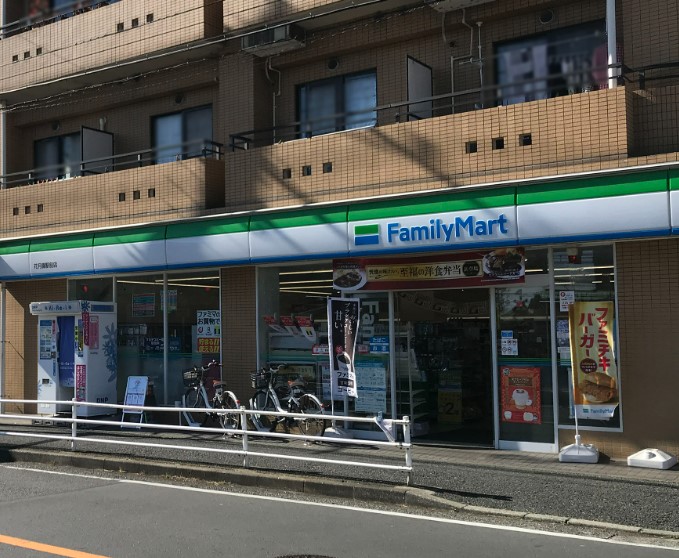 コンビニ　ファミリーマート 花月園駅前店（コンビニ）まで470m
