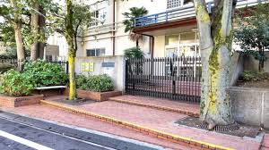 中学校　新宿区立牛込第三中学校（中学校）まで396m