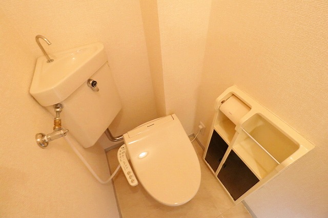 トイレ　温水洗浄暖房便座付のトイレです。