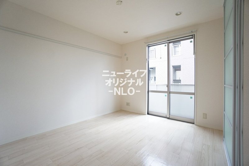 その他部屋・スペース　洋室6.1帖/白を基調とした明るい居室です♪