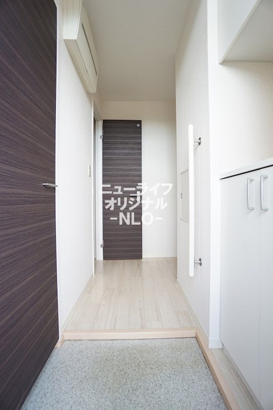 玄関　シューズボックスだけでなく向かいの扉内も収納になっています♪