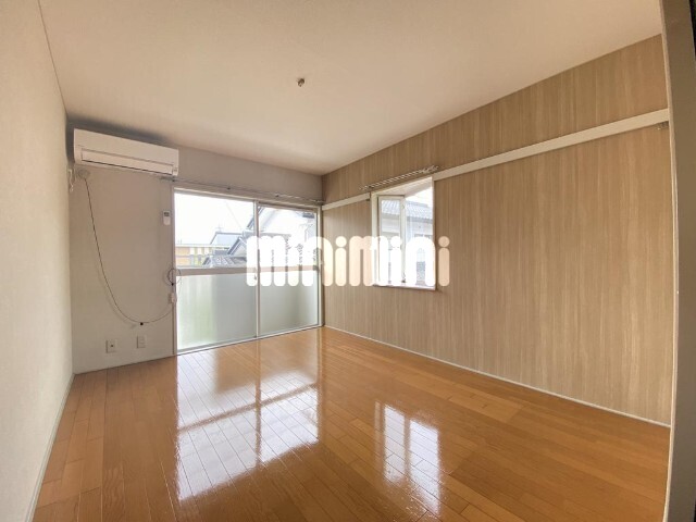 ラプラス大倉の居間写真