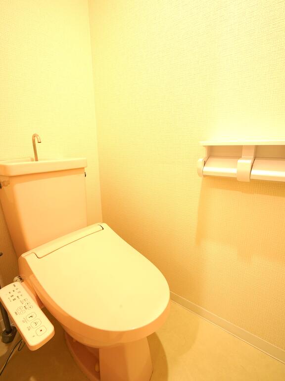 駅近 リノベ 敷礼 0 陽当たり抜群のトイレ写真