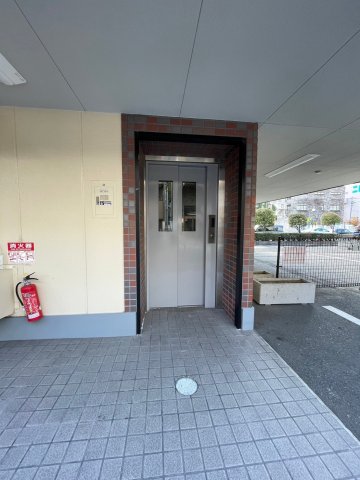 エントランス　落ち着いたエントランスです