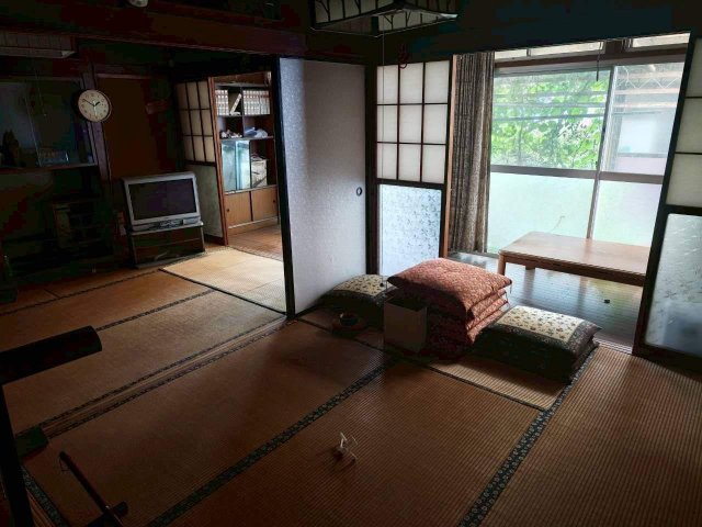 居室・リビング　6畳の和室が繋がっており、襖を取れば12畳の大部屋にできます