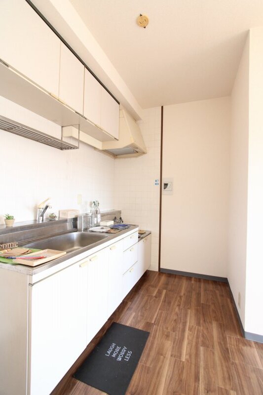 キッチン　退去前のため別部屋の写真です。