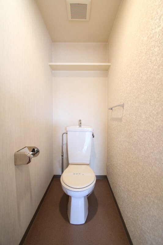 トイレ　退去前のため別部屋の写真です。