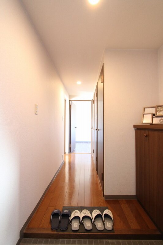 玄関　退去前のため別部屋の写真です。