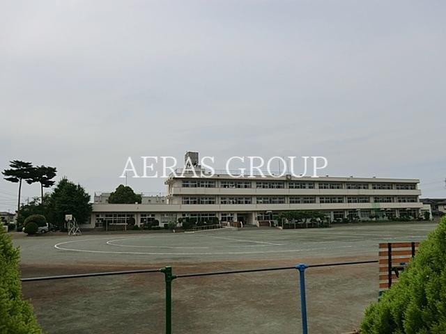 小学校　桶川市立朝日小学校（小学校）まで590m
