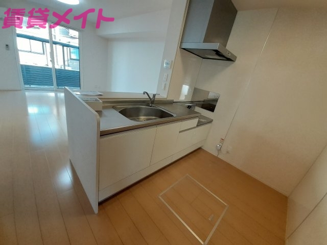 キッチン　同物件別部屋反転写真