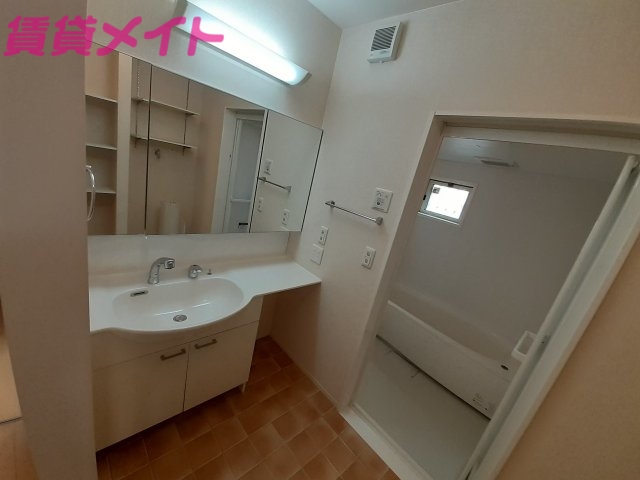 洗面設備　同物件別部屋反転写真