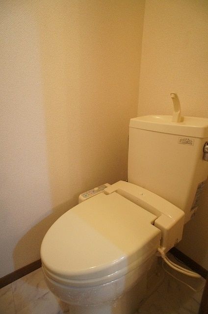 西武新宿線 新狭山駅 徒歩2分 3階建 築24年のトイレ写真