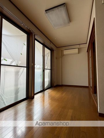 メゾンリバーサイドの居間写真