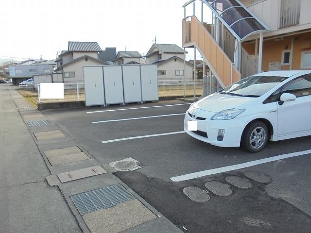 駐車場　画像は201号室です（参考）