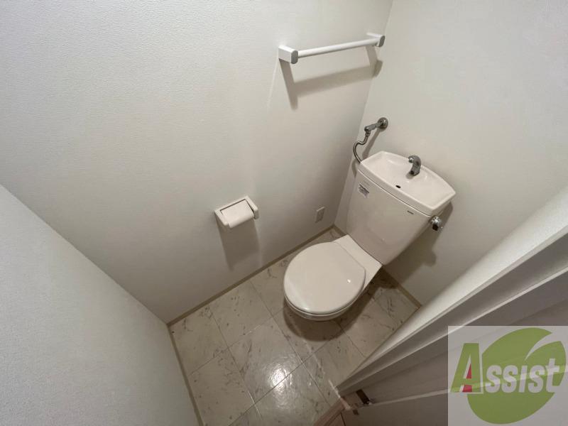 トイレ　こちらはトイレです。清潔感があり、安心して使用できます。