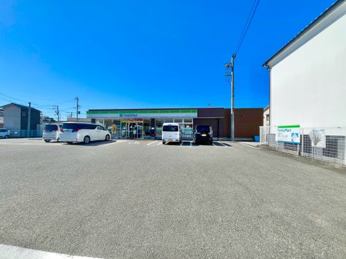 コンビニ　ファミリーマート（コンビニ）まで845m