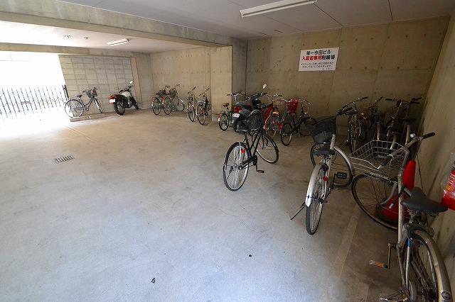 駐車場　☆屋根付き駐車場スペースです☆