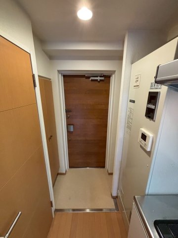 玄関　同物件別部屋写真