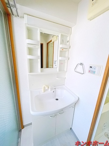 洗面設備　写真は別のお部屋です。