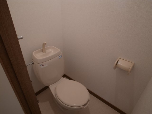 トイレ　程よい広さのトイレなので居心地が良くなって出れなくなるかも！