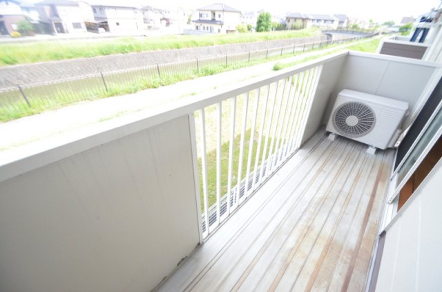 バルコニー　こちらも日当たり良好！休日は窓際でのんびりリラックスがオスス