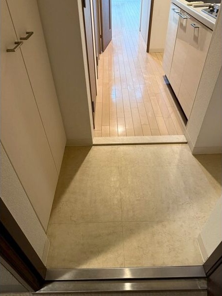 玄関　同物件別部屋写真