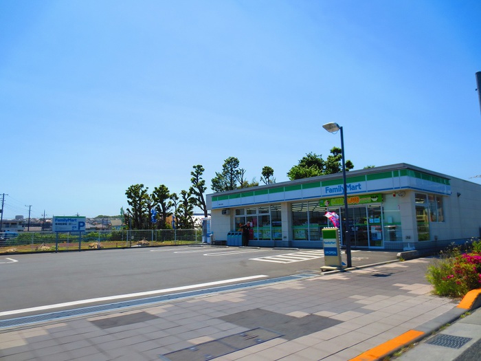 コンビニ　ファミリーマート（コンビニ）まで545m