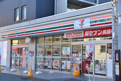 コンビニ　ファミリーマート 西大路駅前店（コンビニ）まで99m