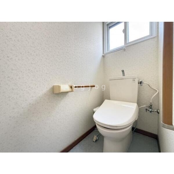 トイレ　嬉しい温水洗浄便座付きのトイレです。