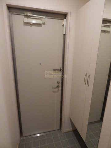 玄関　※写真は別号室