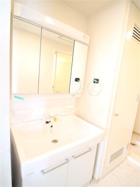 洗面設備　他の部屋の写真です。室内は現況を優先します。