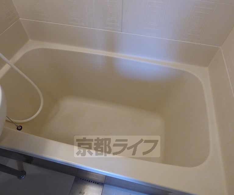 バス・シャワールーム　清潔感のあるお風呂です。