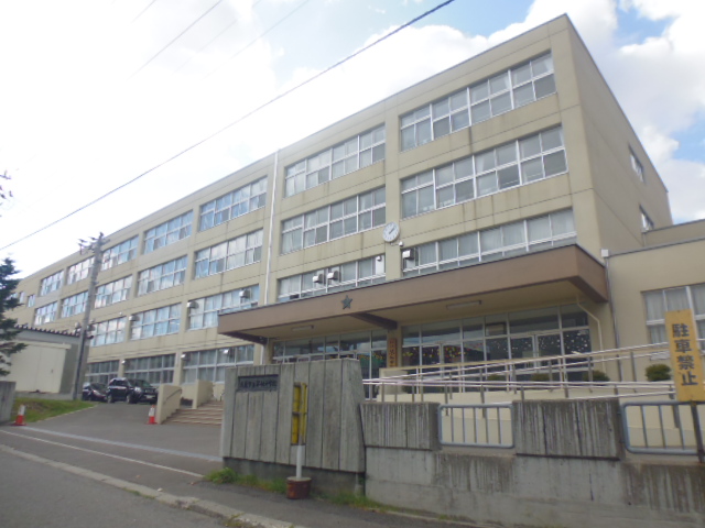 中学校　札幌市立琴似中学校（中学校）まで966m